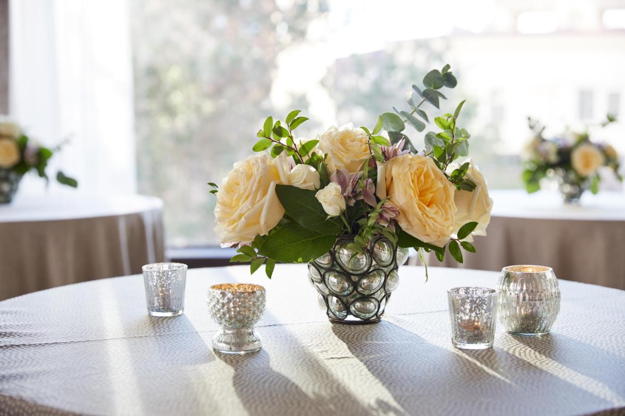 The Plaza Hotel Pioneer Park El Paso Ngoại thất bức ảnh A table centerpiece