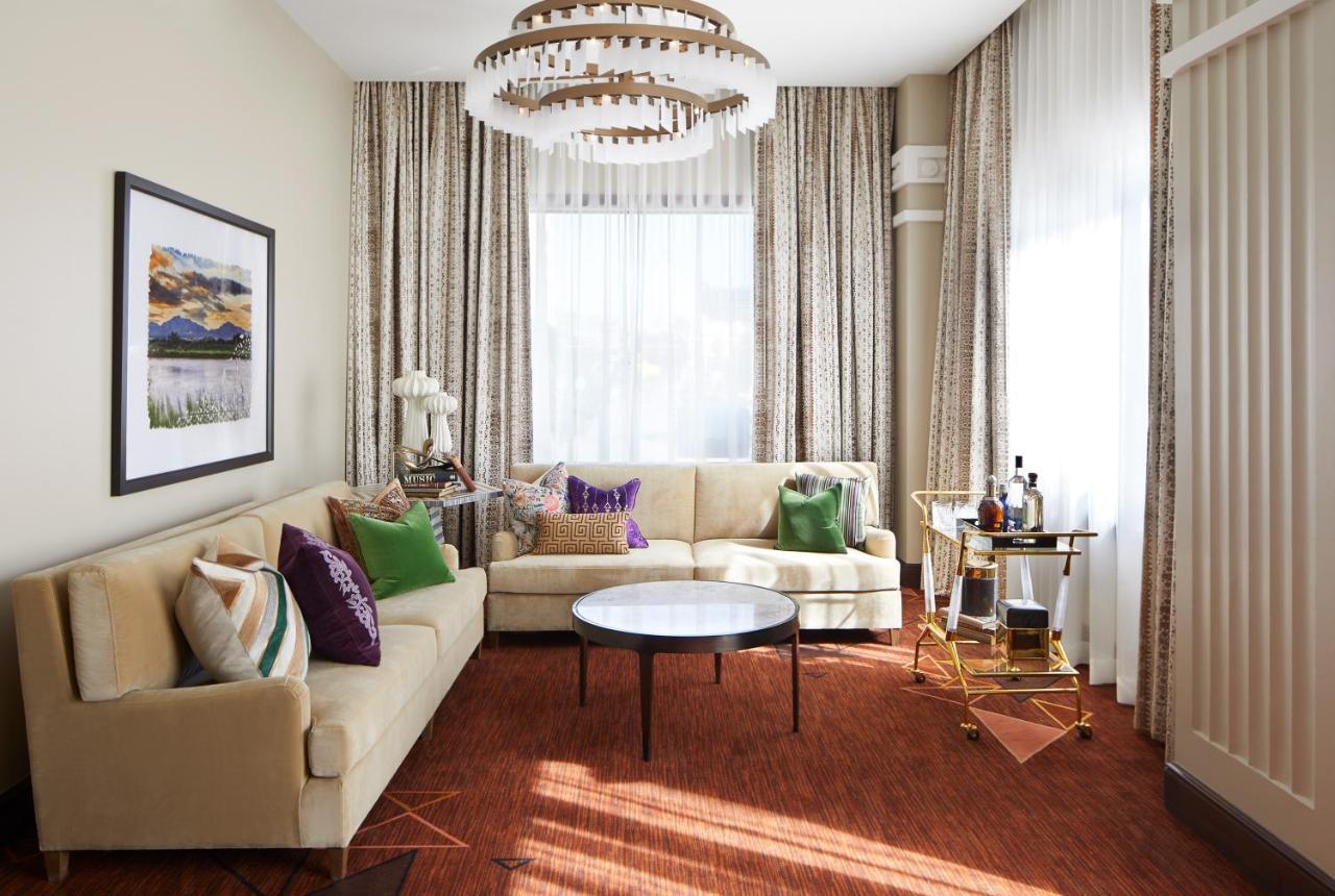 The Plaza Hotel Pioneer Park El Paso Ngoại thất bức ảnh A living room